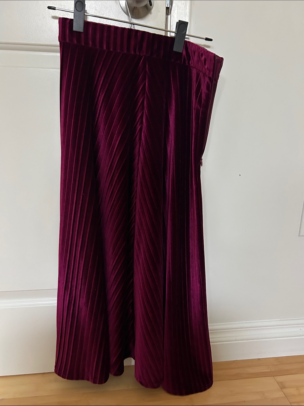 Alexia Admor Pleated Velvet Midi Skirt - Burgundy